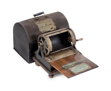 Edison Rotary Mimeograph, Modell 75, um 1905Wachsschablonen-Vervielfältiger mit Original-Blech­haube, von Thomas Alva Edison 