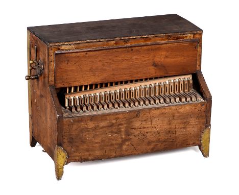 Frühe böhmische Walzendrehorgel von Kamenik, um 1880Josef Kamenik, Prag. Zungenstimmen, 9 Melodien, 25 Tonstufen, 2 Register,