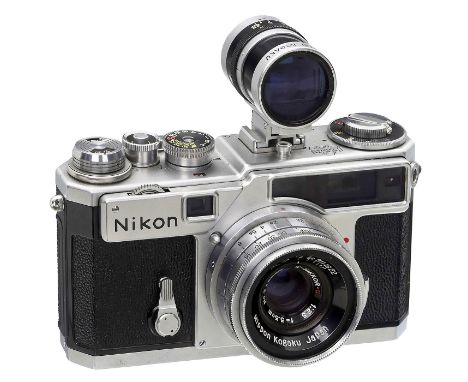 Nikon SP mit W-Nikkor 3,5 cm, ab 1957Nippon Kogaku, Japan. 1) Nikon SP, Nr. 6216762, Titanverschluß läuft, Entfernungsmesser 