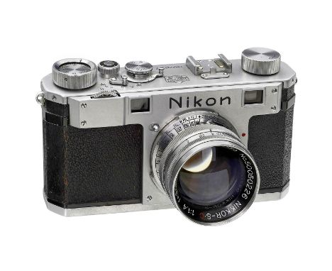 Nikon M ohne Blitzkontakt, ab 1950Nippon Kogaku, Japan. Nr. M6092127, legendäres Filmformat 24 x 32 mm, ohne Blitzkontakt. En