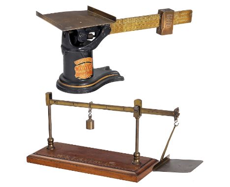 2 Briefwaagen1) Messing-Briefwaage von W &amp; T Avery Ltd., um 1895, Birmingham, England, rechteckiges Brieftablett, 35 cm l