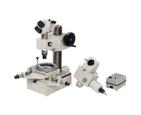 2 Labor-Mikroskope, um 19651) DDR, Nr. F159, Säulenstativ mit Zahnstange, Höhenverstellung mit Kurbel, runder Tisch, Einstell