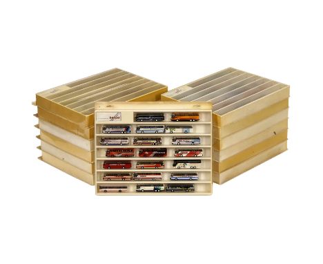 Großes Konvolut Busse im Maßstab 1:87266 Kunststoff-Modelle in Herpa-Schaukästen (Kästen mit Alterungsspuren), Reisebusse, Li