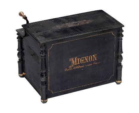Deutsche Tischdrehorgel Mignon, um 1904Hersteller: Bruno Geißler, Leipzig. Notenrollengesteuerte Organette, Modell 2, doppelc