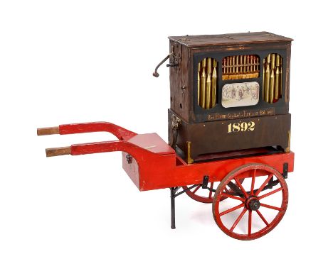 Clariton-Walzendrehorgel von Gebrüder Riemer, 1892Bezeichnet: "Gebrüder Riemer, Orgel-Fabrik, Kratzau, Böhmen". 33 Tonstufen,