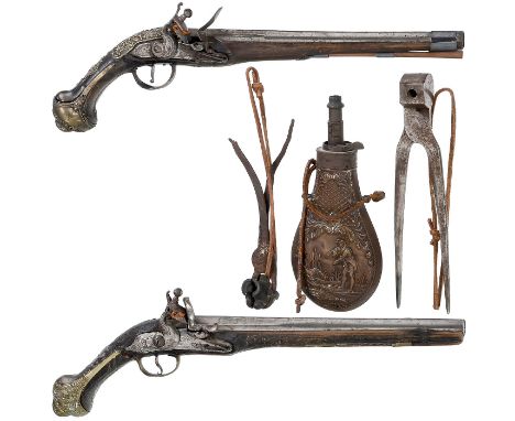 2 Steinschloßpistolen und Zubehör, um 17801) Achtkantiger, in rund übergehender, glatter Lauf, Kaliber 16 mm, ornamental grav