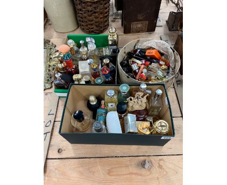 A GOOD COLLECTION OF VINTAGE AND LATER PERFUME BOTTLES, MANY WITH CONTENTS TO INCLUDE 4711, MUST DE CARTIER, GUERLAIN, ROCHAS