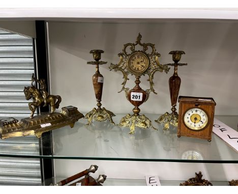 AN EARLY 20th C. BRASS AND HARDSTONE CLOCK GARNITURE TOGETHER WITH A WOODEN CASED DESK CLOCK AND AN INK STAND SURMOUNTED WITH