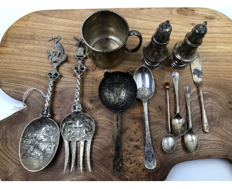 HALLMARKED SILVER TO INCLUDE A CHRISTENING MUG, A SIFTER SPOON, OTHER TEA AND COFFEE SPOONS, AND TWO TABLE PEPPERS, WEIGHT 25