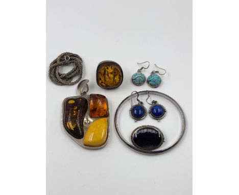 A COLLECTION OF SILVER JEWELLERY TO INCLUDE A LARGE MULTI AMBER PENDANT, AN AMBER RING, CARVED TURQUOISE EARRINGS, BLUE JOHN 