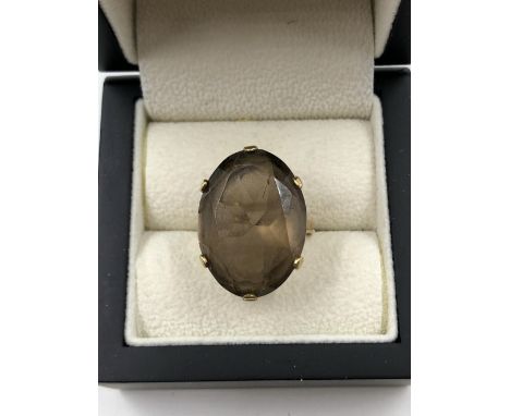 A 9ct HALLMARKED GOLD LARGE SMOKEY QUARTZ COCKTAIL RING. FINGER SIZE M 1/2. WEIGHT 9.1grms. 