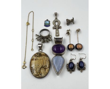 AN ASSORTMENT OF SILVER JEWELLERY TO INCLUDE A LINKS OF LONDON GILDED HEART BRACELET, TWO LARGE HARDSTONE PENDANTS, TWO PAIR 