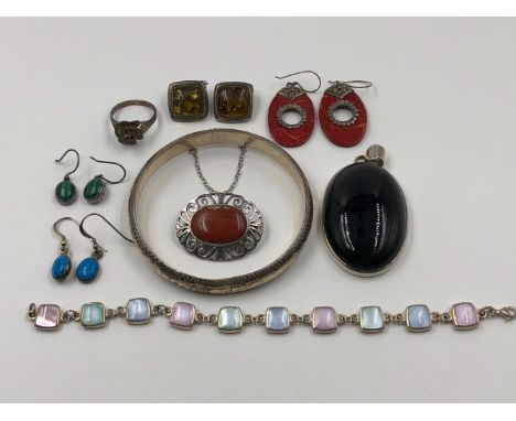 AN ASSORTMENT OF SILVER JEWELLERY TO INCLUDE A BANGLE, A LARGE HARDSTONE OVAL PENDANT, A MULTI STONE BRACELET, AMBER EARRINGS