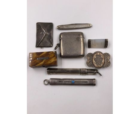 VARIOUS HALLMARKED AND OTHER VINTAGE SILVER TO INCLUDE A VESTA, ENVELOPE FORM STAMP HOLDER, PROPELLING PENCILS, TWO BROOCHES,