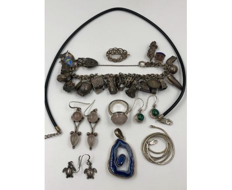 AN ASSORTMENT OF SILVER JEWELLERY TO INCLUDE A CHARM BRACELET AND VARIOUS CHARMS, ATTACHED ARE: A BEATLES CHARM, POST BOX, RO