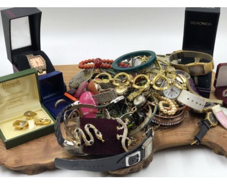 A COLLECTION OF COSTUME JEWELLERY TO INCLUDE A PAIR OF SILVER EARRINGS, TIE SLIDE AND CUFFLINKS FROM HARRODS, BANGLES, NECKLA