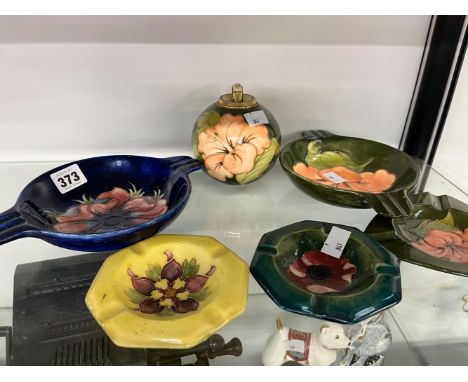 FIVE VARIOUS MOORCROFT ASHTRAYS AND A LARGE TABLE LIGHTER. 