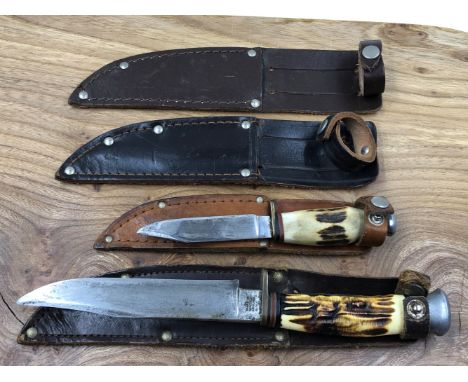 TWO VINTAGE SHEATH KNIVES AND TWO FURTHER SHEATHS.