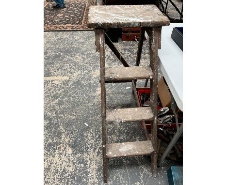 AN OAK FOUR RUNG STEP LADDER.