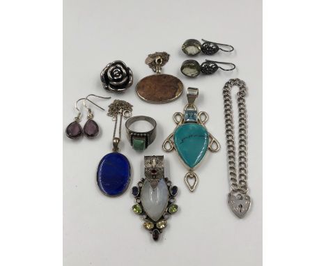 A SELECTION OF SILVER JEWELLERY TO INCLUDE FOUR VARIOUS HARDSTONE PENDANTS, A SILVER CHARM BRACELET, A ROSE PENDANT, TWO PAIR