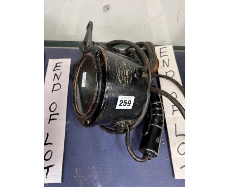 AN ADMIRALTY PATTERN MORSE CODE SIGNALLING LAMP. 