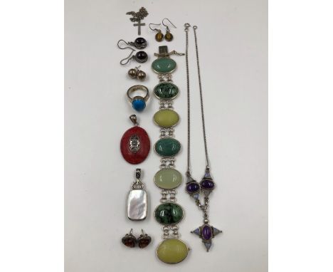 AN ASSORTMENT OF SILVER JEWELLERY TO INCLUDE A MULTI GREEN HARDSTONE BRACELET, A REVERSIBLE PENDANT,AN AMETHYST AND MOONSTONE