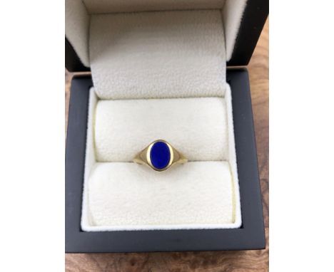 A VINTAGE 9CT HALLMARKED AND LAPIS LAZULIE SMALL SIGNET RING DATED 1989 BIRMINGHAM FOR DEAKIN AND FRANCIS LTD. FINGER SIZE H.