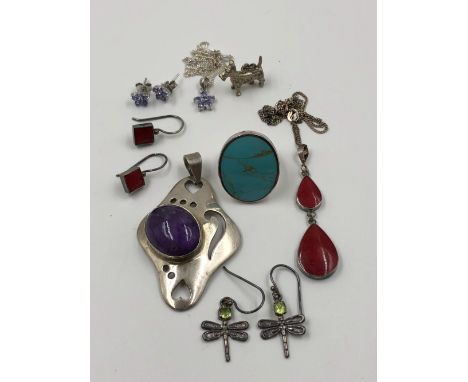 SILVER JEWELLERY TO INCLUDE A LILAC FLORAL CZ PENDANT AND EARRING SET, A SCOTTIE DOG CHARM, DRAGON FLY EARRINGS, RED HARDSTON