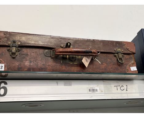 A VINTAGE LEATHER SUITCASE. 