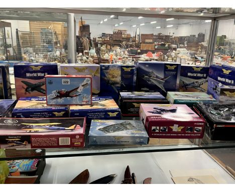 A QUANTITY OF CORGI AVIATION ARCHIVE AND OTHER MODEL AIRCRAFT. 
