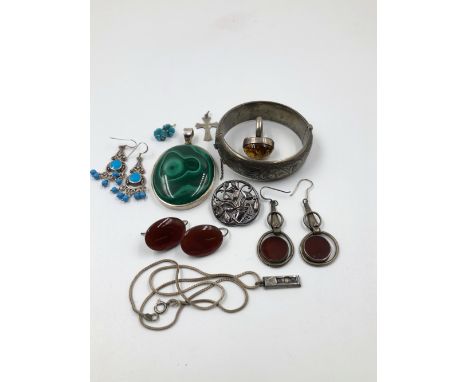 A VINTAGE SILVER BANGLE, DATED 1961, TOGETHER WITH A LARGE OVAL MALACHITE PENDANT, TURQUOISE DROP EARRINGS, CARNEILIAN EARRIN