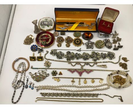 A COLLECTION OF MOSTLY VINTAGE COSTUME JEWELLERY TO INCLUDE A SMALL AMOUNT OF MODERN SILVER JEWELLERY. SILVER WEIGHT 44.4grms