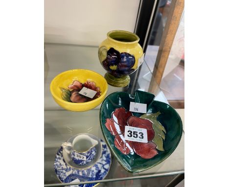 A VINTAGE MOORCROFT PIN DISH WITH ORIGINAL PAPER LABEL, A SIMILAR SMALL VASE AND A MINIATURE BOWL. 