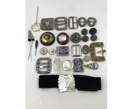 A 19th CENTURY GOLD PIQUE AND TORTOISESHELL BELT BUCKLE, TOGETHER WITH VARIOUS VINTAGE BUTTONS, BUCKLES, HAT PINS ETC. 