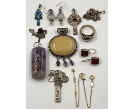 A SELECTION OF SILVER JEWELLERY TO INCLUDE A GILDED LINKS OF LONDON BUTTERFLY BRACELET, TWO CROSSES, AN INGOT AND CHAIN, TWO 