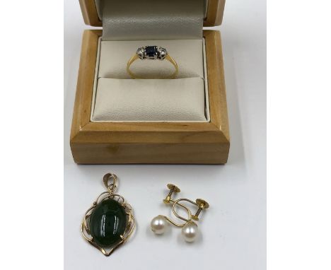 A GREEN HARDSTONE PENDANT, ASSESSED AS 9ct GOLD, TOGETHER WITH A PAIR OF 9ct STAMPED PEARL SCREW BACK EARRINGS, AND A SAPPHIR