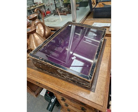 A VINTAGE GLAZED TOP JEWELLERY DISPLAY CASE. 