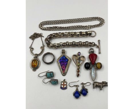 A BATCH OF SILVER JEWELLERY TO INCLUDE A BELCHER BRACELET, CURB CHAIN, AMBER PENDANT, MARCASITE ETERNITY RING, THREE VARIOUS 