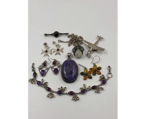 A COLLECTION OF SILVER JEWELLERY TO INCLUDE AMBER EARRINGS, A LARGE HARDSTONE OVAL PENDANT, MULTI GEM BRACELET AND EARRINGS, 