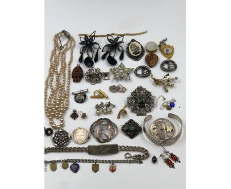 AN ASSORTMENT OF JEWELLERY TO INCLUDE A MEXICAN SILVER BANGLE, SILVER JEWELLERY TO INCLUDE FIVE BROOCHES, AN ID BRACELET, TWO