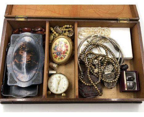 A WOODEN HINGED BOX OF COLLECTABLES AND JEWELLERY TO INCLUDE A VINTAGE LARGE HARDSTONE BROOCH, A EASTERN BOTTLE, A SWIZA CLOC
