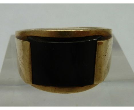 A 9ct gold ring, weight 7.1g, size R