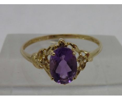 A 9ct gold and amethyst ring, weight 1.0g, size O