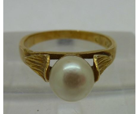 An 18ct gold and pearl ring, weight 2.9g, size J