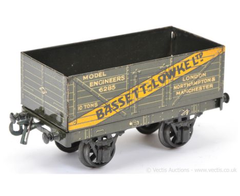 Bassett-Lowke O Gauge Model Engineers Private Owner Open Wagon. Version with diagonal "Bassett-Lowke Ltd" in black and yellow