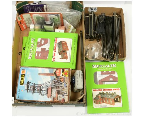 OO / HO Track, Kits and Accessories to include Dapol 2 x C030 Travelling Dockside Crane Kit, C005 Water Tower Kit, Wills SS12