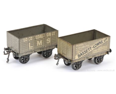 Bassett-Lowke O Gauge pair of Goods Wagons consisting of a Model Engineers Private Owner Wagon, version with "Bassett-Lowke L