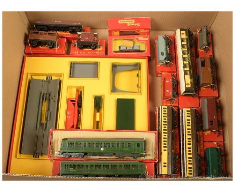 Triang Loco, Rolling Stock and Accessory comprising R157 and R158 2-car BR green Diesel Multiple Unit comprising Power Car an