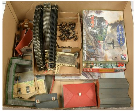 OO Gauge miscellaneous Railway items to include Hornby Railways Footbridge, Engine Shed Kit, Station Building, assembled Plat