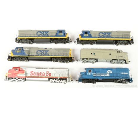 Bachmann HO unboxed North American Outline Diesel Units comprising Santa Fe Warbonnet livery type GE dash 8-40CW No.802, CSX 